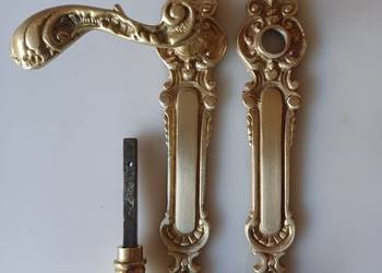 Mosiężne klamki i szyldy.