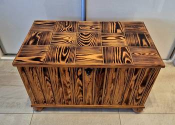 Skrzynia kufer z drewna opalanego