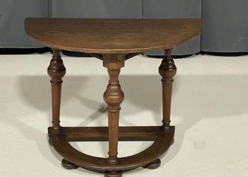 Półokrągły dębowy stolik w rustykalnym stylu