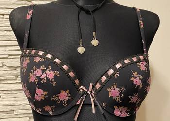 czarne biustonosze floral