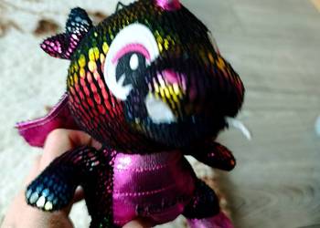 błyszczący Smok Wawelski, popularna pamiątka z Krakowa. 