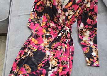 Sukienka z ozdobną klamrą