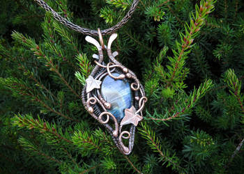 Miedziany wisiorek, labradoryt, motyw bluszczu, handmade
