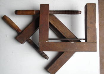 Zabytkowe ściski stolarskie drewniane.