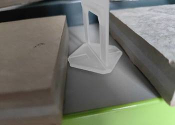 Klipsy do poziomowania płytek gres 2 cm system poziomowania