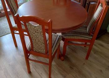 Stół z krzesłami;