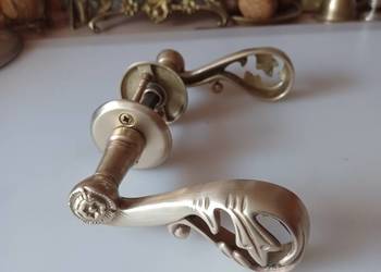 Duże, mosiężne klamki.