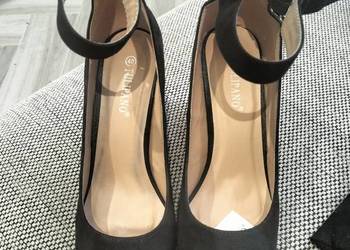 Sprzedam buty na obcasie.