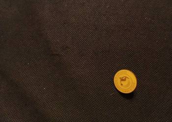 Żółty pin muzeum sportu i turystyki w Warszawie