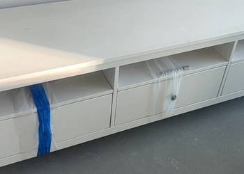 Biała szafka RTV 180 cm z szufladami — pojemna, solidna