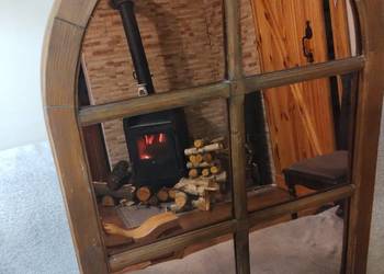 Lustro w ramie okiennej.