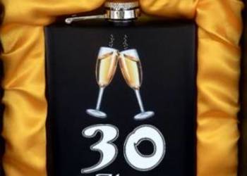 Czarna Piersiówka na Prezent z Okazji 30 Urodzin Upominek 'Happy Birthday'