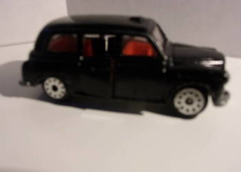 Austin FX4 London Taxi z otwieranymi tylnymi drzwiamii 1:64
