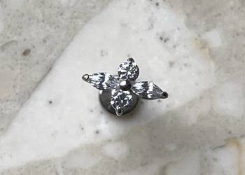 Kolczyk Labret Tytan z Cyrkoniami Kwiatek Krzyżyk 8 mm, 1,2 mm (16G)