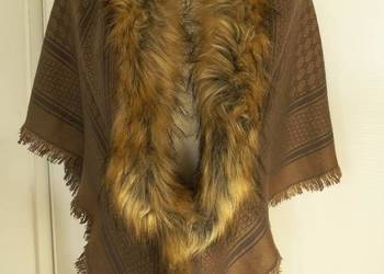 Szal Trójkątny Chusta z Futrzaną Etolą Beżowo-Cynamonowy Kolor  Modny Wzór