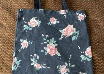 Bawełniana torba shopper materiałowa w róże Monki