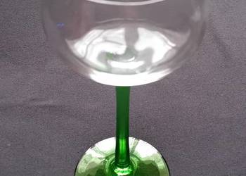 Kieliszek do wina z wzorem optycznym, na zielonej nóżce. I połowa XX w.