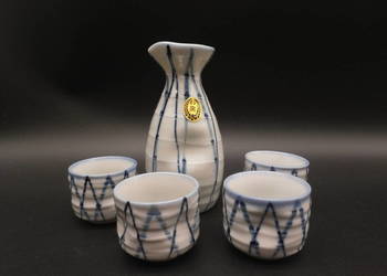 Japoński zestaw do sake, składający się z karafki i czterech małych czarek