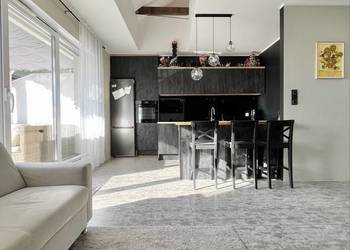 3 pokoje plus antresola, winda, garaż.