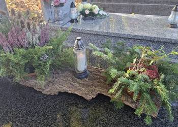 Eco, naturalny stroik nagrobny na płacie kory z wrzosami i igliwiem