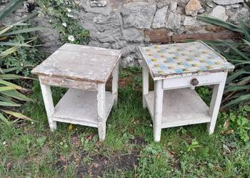 Dwa stare drewniane stoliki z szufladkami retro vintasge zabytek PRL