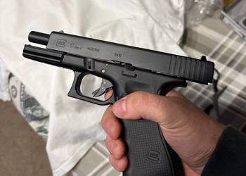 Wiatrówka GLOCK 17 GEN 4. 4,5mm BB CO2 METALOWY RUCHOMY Wiatrówka GLOCK 17 GEN 4. 4,5mm BB CO2 METALOWY RUCHOMY