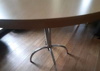 Okrąg Stół, średnica 80 cm, wysokość 70,5 cm i dwa krzesła