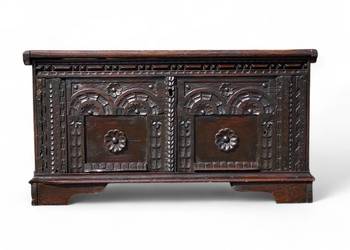 Stara drewniana rzeźbiona skrzynia kufer Stara drewniana rzeźbiona skrzynia kufer