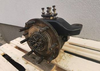 Zwrotnica lewy przód New Holland LM {Spicer}