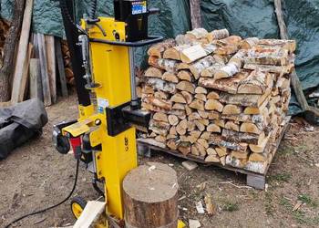 Łupanie rąbanie drewna u klienta