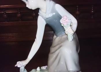 Figurka.  Dziewczyna zrywająca kwiaty. Lladro. Spain
