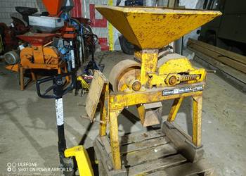 Gniotownik zbożowy zgniatacz śrutownik do ziarna kukurydzy na WOM