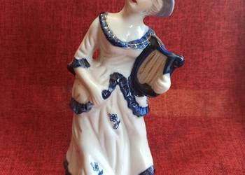 Figurka damy z Lirą. Figurka damy z Lirą.