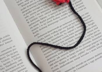 Różyczka wykonana na szydełku zakładka do książki