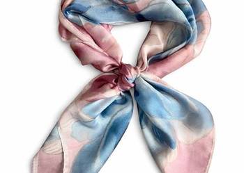 Apaszka w kwiaty różowa 30 % jedwab 70 % wiskoza  prezent klasyczna wiosna