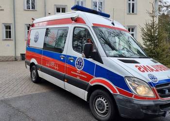 Ambulans z przejściem i noszami