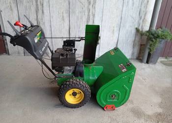 dwustopniowa odśnieżarka spalinowa marki John Deere, model 828D