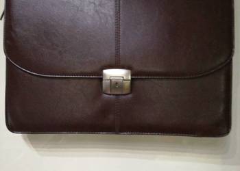 Teczka z naturalnej skóry w kolorze ciemny brąz .