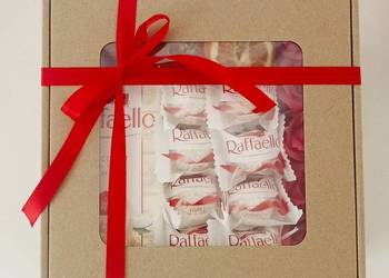 Świąteczny box prezentowy Rafaello z różami – Mikołajki i Boże Narodzenie