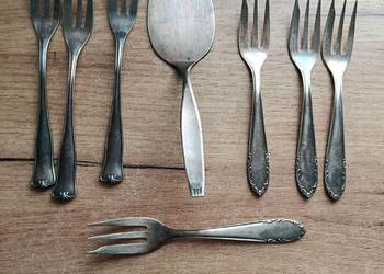 Sprzedam widoczne widelczyki i  łopatka do ciasta posrebrzane