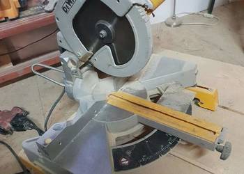 Ukośnica DeWALT DW707 stół mocowanie