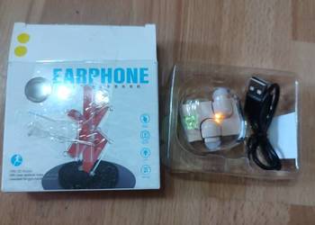 zestaw bezprzewodowych słuchawek dousznych typu „earphone”