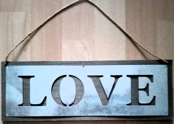 Dekoracja ścienna z napisem "LOVE"