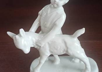 Figurka porcelanowa chłopczyka z kózką.