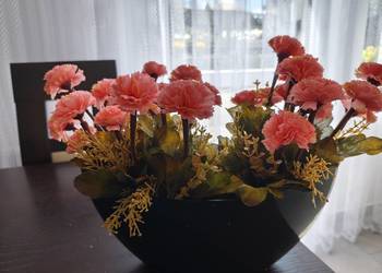 Goździki sztuczne w czarnej osłonce