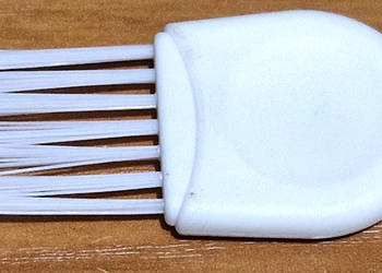 Biała szczoteczka do maszynki do strzyżenia włosów