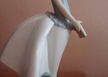 Porcelanowa dziewczynka z książką