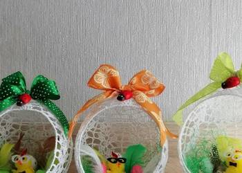 Stroik świąteczny wielkanocny wykonany szydelkiem.