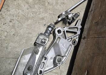Suzuki RF 600 set prawy przedni podnóżek stopka hamulca rf600 mocowanie