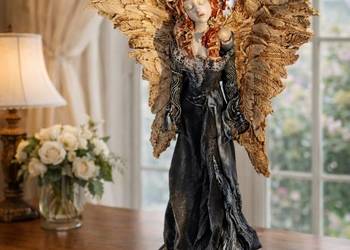 Piękny anioł z kwiatami we włosach